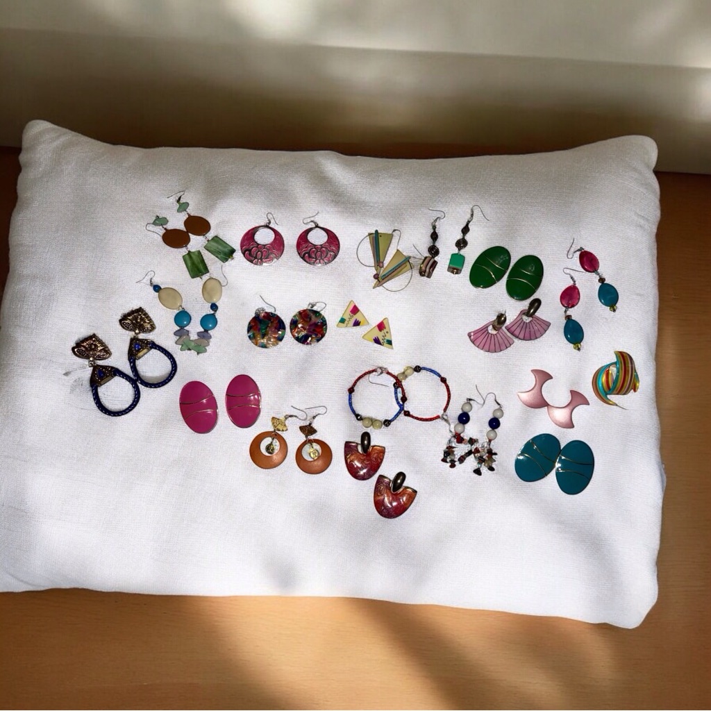 Tons Of Colorful And Vibrant Vintage 1980 Earrings 65$